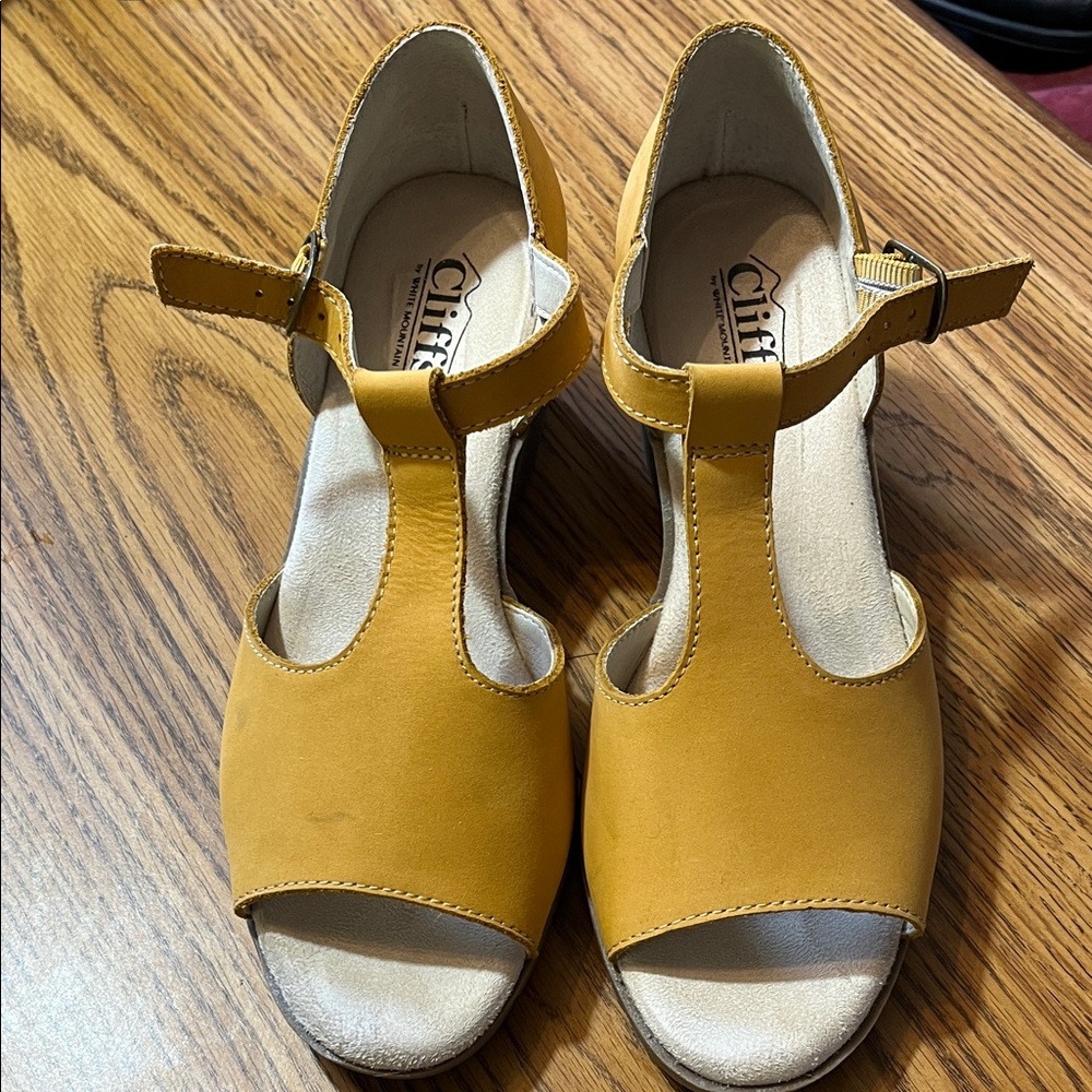 Cliffs by WHITE MOUNTAIN Yellow Wedges
